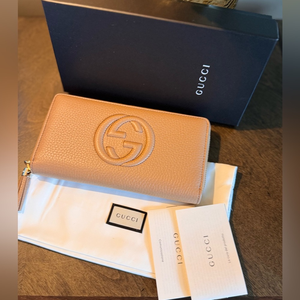 Gucci large zippy wallet !